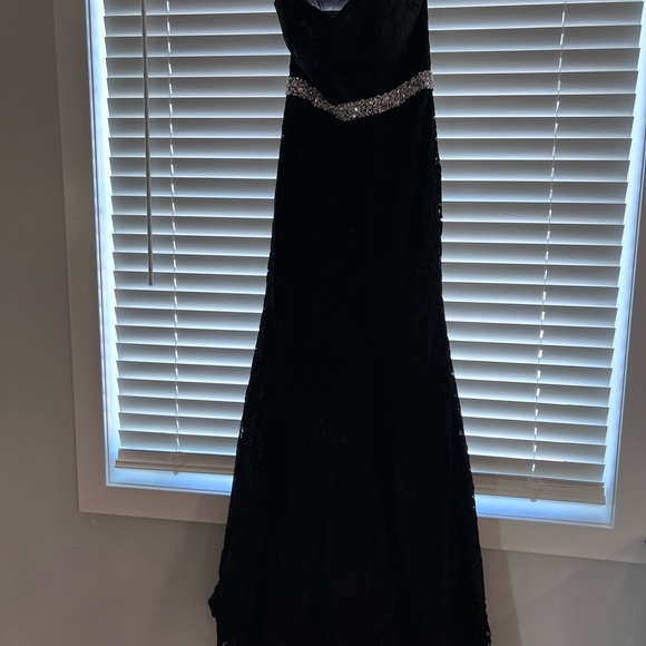 Black gown sz 8 - Picture 3 of 7